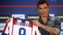 Mantan pemain depan Bayern Munich, Mario Mandzukic, resmi bergabung bersama klub Spanyol, Atletico Madrid, (24/7/2014). (REUTERS/Juan Medina)