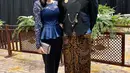 Padu padan kebaya modern elegan ala Sandra Dewi. Ia memadukan kebaya model peplum dengan long pants warna hitam. [@sandradewi88]