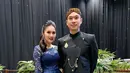 Padu padan kebaya modern elegan ala Sandra Dewi. Ia memadukan kebaya model peplum dengan long pants warna hitam. [@sandradewi88]