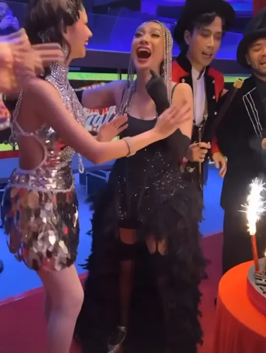 BCL tampil awet muda dengan dress hitam. Yang paling menarik perhatian dari penampilan BCL adalah rambutnya yang diberi aksesori bling-bling. [Foto: Instagram/itsrossa910]