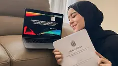 Lesti Kejora kini sedang melanjutkan pendidikan sarjana di Universitas Mercu Buana. Judul skripsi pelantun lagu 'Sekali Seumur Hidup' itu pun mencuri perhatian. Proposal skripsi yang dipresentasikannya berjudul: Implementasi Digital Public Relations Pada Label Music Leslar Records Dalam Mempublikasikan Lagu. (Liputan6.com/IG/@lestikejora)