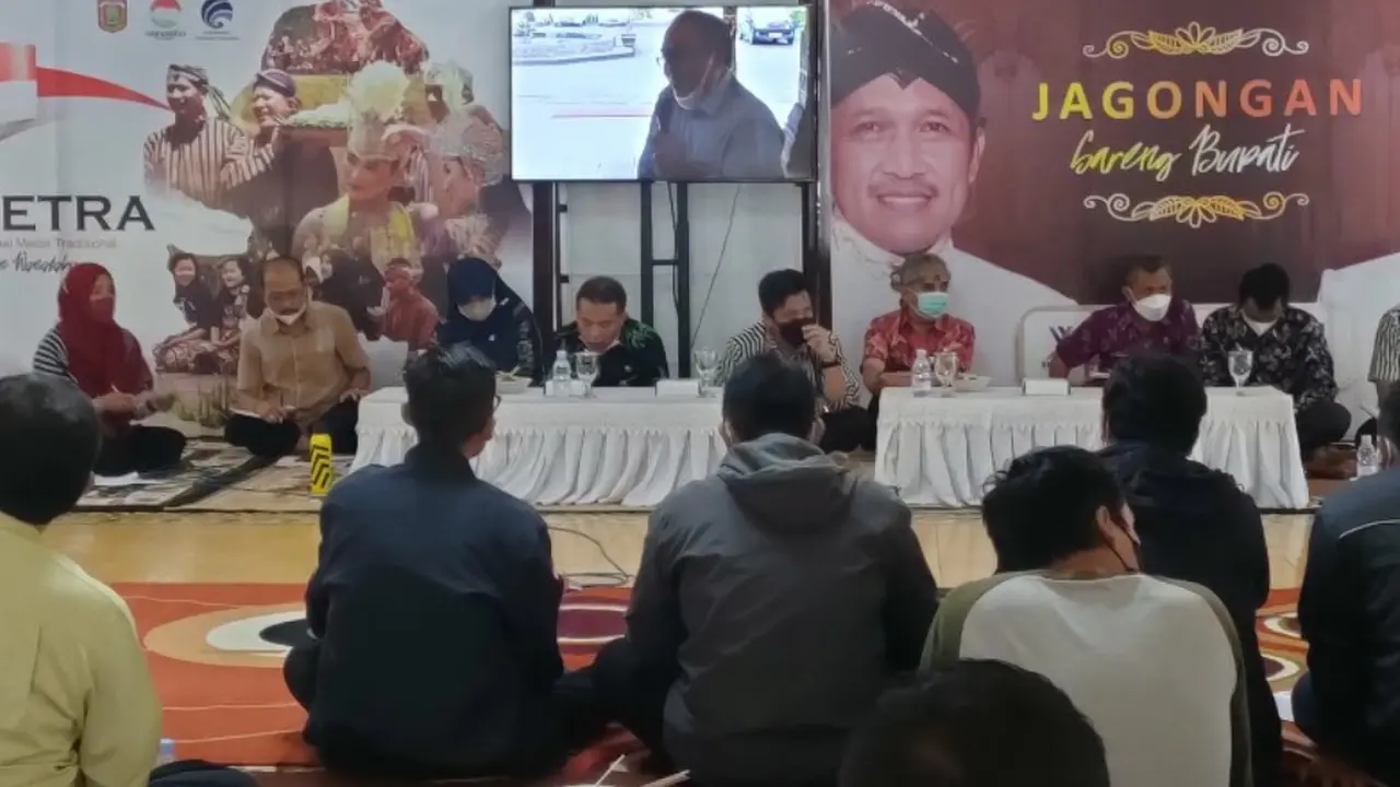 Sarasehan Bupati dan Wakil Bupati Wonosobo dengan pedagang Pasar Induk Wonosobo. (Foto: Liputan6.com/Kominfo  Wonosbo)