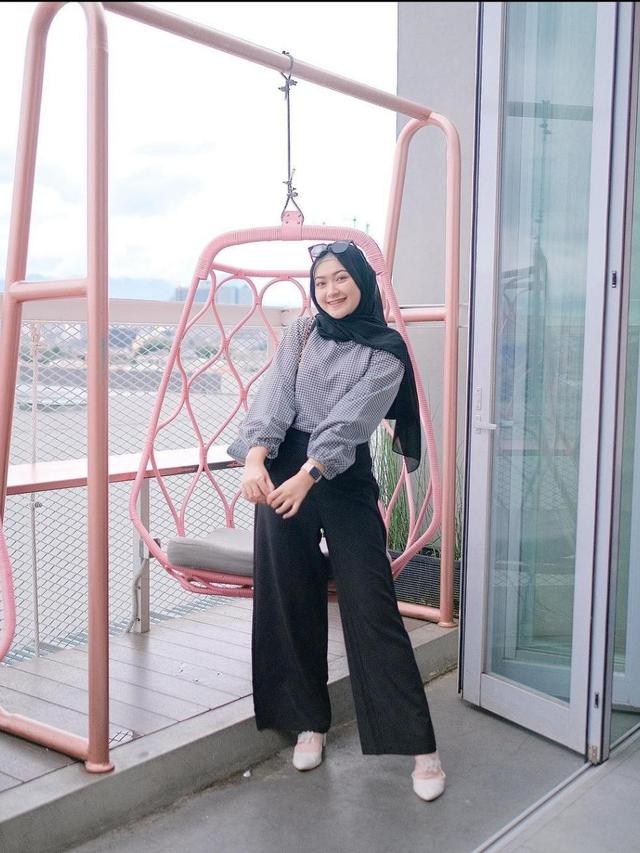 6 Gaya Hijab Selebgram Saritiw, Jadi Inspirasi Padu Padan Pashmina