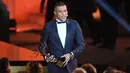 Striker Paris Saint-Germain, Kylian Mbappe setelah menerima penghargaan Trophee Kopa pada seremoni Ballon d'Or 2018 di Grand Palais, Senin (3/12). Ini merupakan penghargaan bagi pesepakbola terbaik yang masih berusia di bawah 21 tahun. (FRANCK FIFE/AFP)