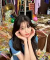 Dalam comeback grupnya baru-baru ini yang berjudul "Either Way”, Wonyoung tampil dengan rambut panjang dan see-through bangs. [@wonyoungive/@foreveryoung_10]