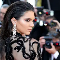 Kendall Jenner mempunyai tindikan di bagian puting payudaranya. 