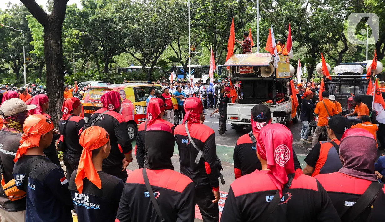 Menurutnya, selain di Jakarta, massa Partai Buruh juga serentak melakukan aksi menuntut kenaikan UMP di berbagai kantor kepala daerah. (Liputan6.com/Herman Zakharia)