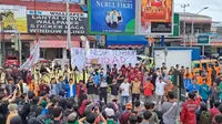 Ratusan orang yang terdiri dari masyarakat sipil dan mahasiswa melakukan unjuk rasa di depan Gedung DPRD Sumatera Barat, pada Kamis (22/8/2024). (Liputan6.com/ Novia Harlina)