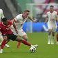 Bek Austria Phillip Nwene berduel dengan striker Polandia Buksa pada laga grup D Euro 2024 di stadion Olympia (AP)