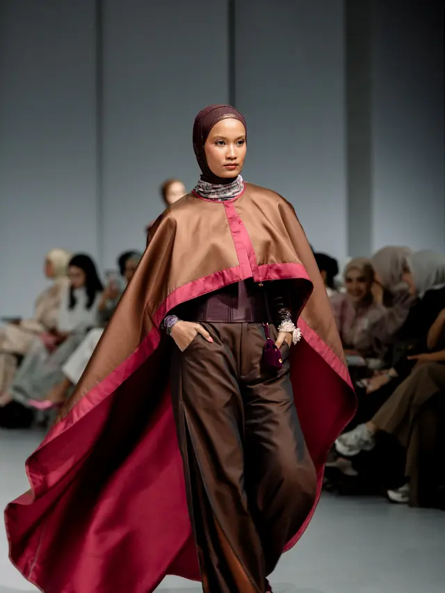Emosi Kontras Modestwear Rancangan Ria Miranda di Koleksi Busana Juxtaposed