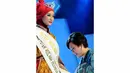 Ibu Harsiwi Achmad selaku Managing Director Indosiar mengenakan slendang kepada Annisa Darmawati (21) asal Jakarta yang dinobatkan sebagai Puteri Muslimah Indonesia 2014 (Liputan 6.com/Andrian M Tunay)