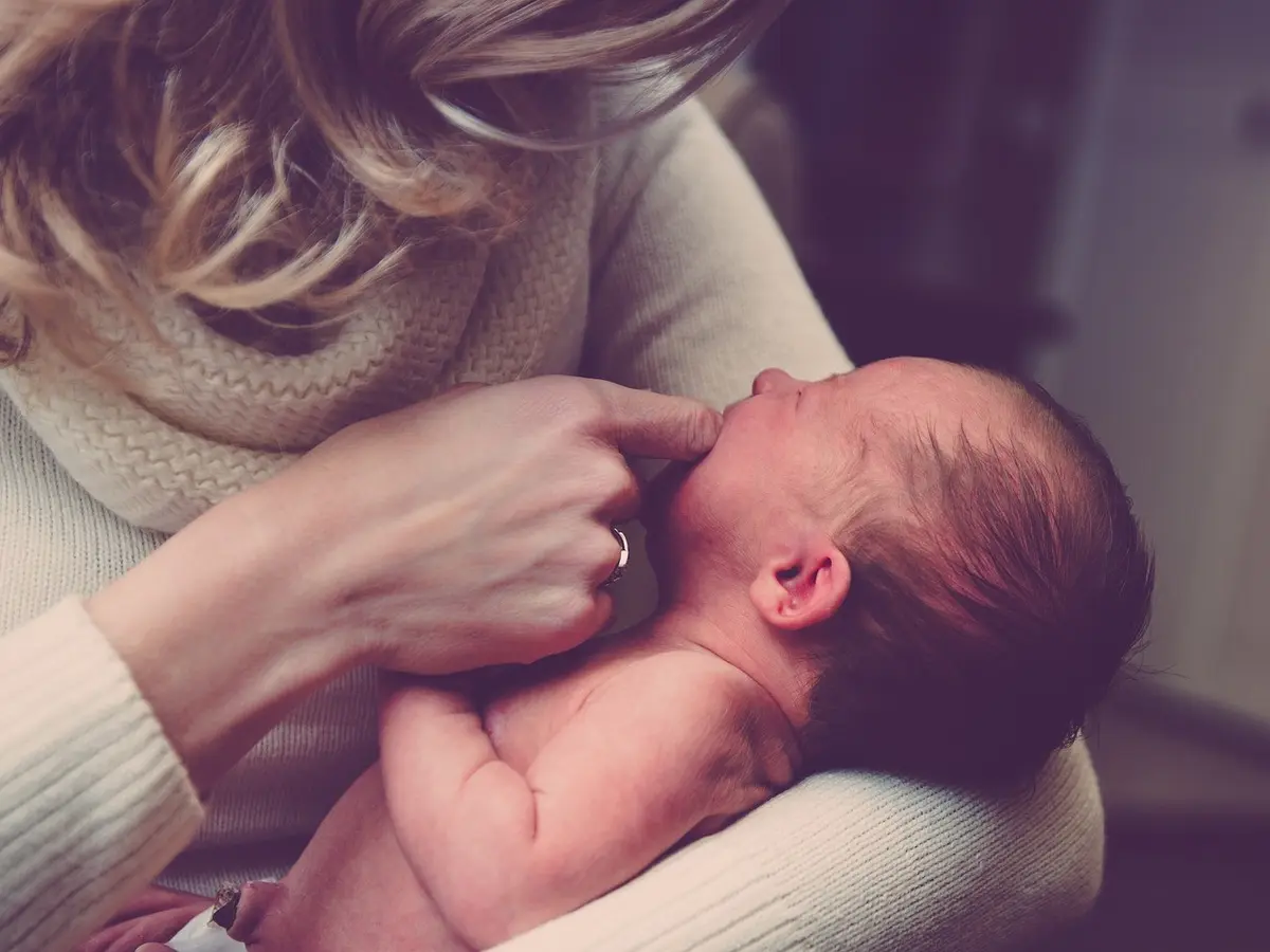 Arti Mimpi Menggendong Bayi yang Perlu Dicermati - Ragam Bola.com