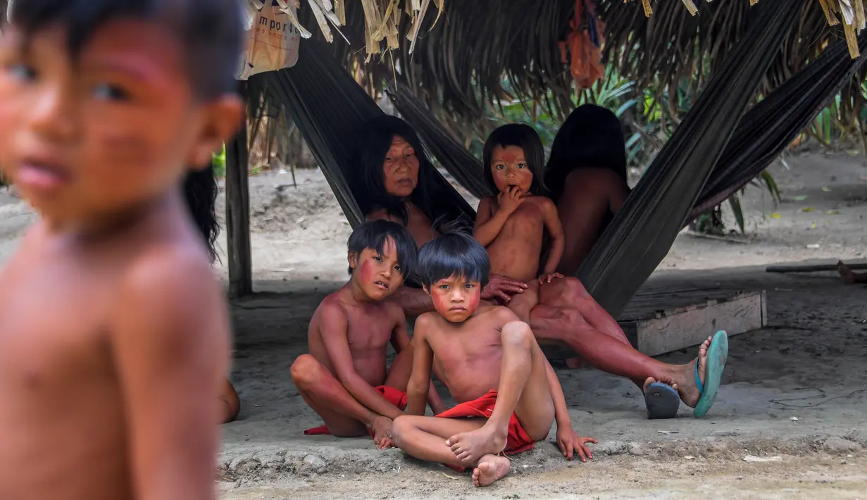 Aktivitas anggota suku Waiapi di desa Manilha di negara bagian Amapa, Brasil (14/10). Dalam beberapa bulan terakhir penduduk suku Waiapi banyak meninggal akibat terkena serangan penyakit. (AFP Photo/Apu Gomes)