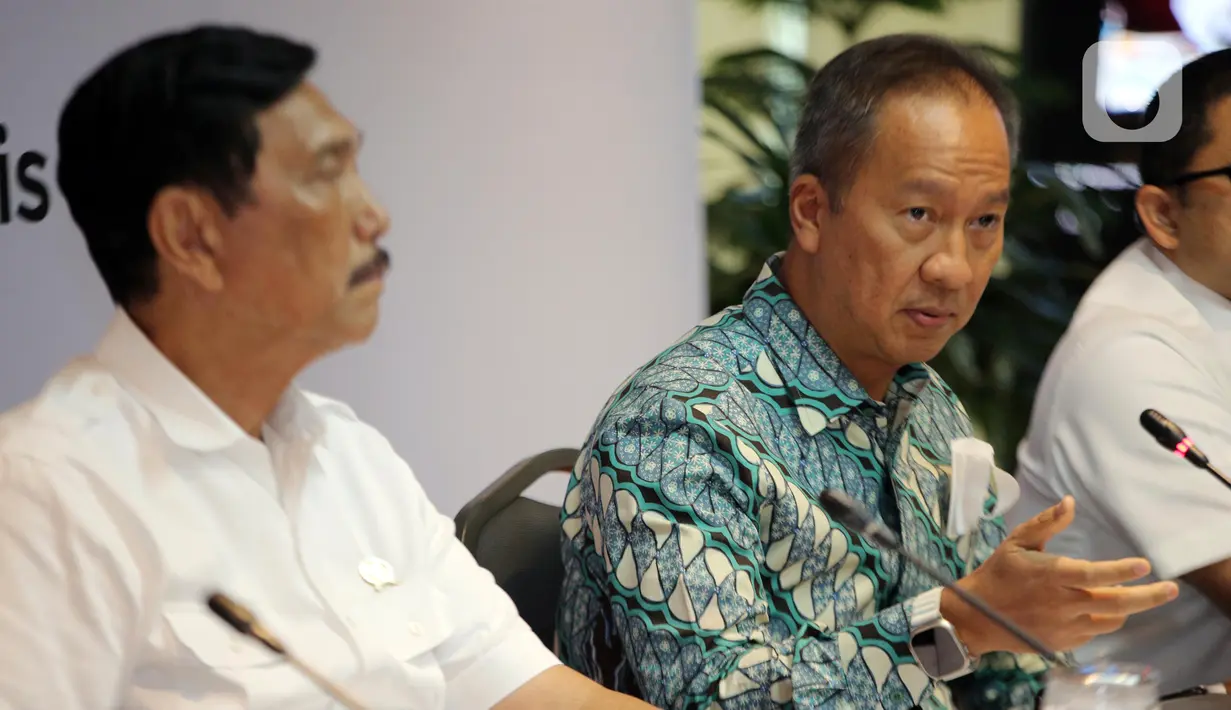 Menteri Perindustrian Agus Gumiwang Kartasasmita (tengah) bersama Menteri Koordinator Bidang Kemaritiman dan Investasi Luhut Binsar Pandjaitan (kiri) saat menggelar konferensi pers di Jakarta, Senin (6/3/2023). Keterangan pers tersebut terkait pemerintah akan mengucurkan insentif Kendaraan Bermotor Listrik Berbasis Baterai (KBLBB) pada 20 Maret 2023. (Liputan6.com/Johan Tallo)