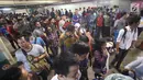 Sejumlah pengunjung Nike Bazaar memadati area parkir mobil lantai 5 di pusat perbelanjaan Grand Indonesia, Jakarta, Rabu (23/8). Untuk mengatasi membeludaknya pengunjung, pihak penyelenggara menerapkan sistem buka tutup. (Liputan6.com/Immanuel Antonius)