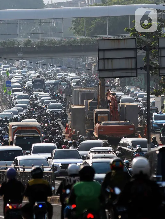 Pengerjaan drainase dilakukan di wilayah Tebet dan Kebayoran Lama dimulai dari 10 Mei-30 November 2023 mendatang. (merdeka.com/Imam Buhori)
