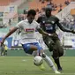 Striker PSIS Semarang, Hari Nur, berebut bola dengan bek Tira Persikabo, Mountala Zoubairou, pada laga Shopee Liga 1 di Stadion Pakansari, Bogor, Jumat (22/11). PSIS menang 2-1 atas Tira Persikabo. (Bola.com/Yoppy Renato)