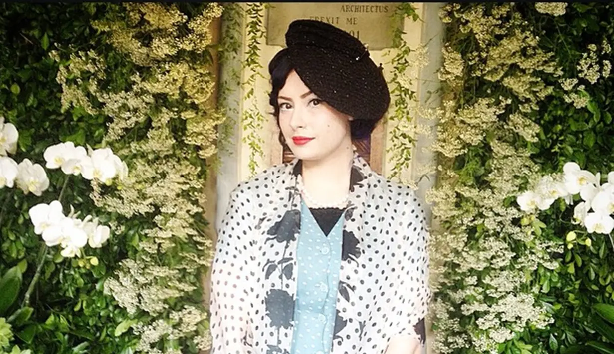 Istri Derby Romero ini merupakan model pin up dan seorang fashion desainer. Meski penampilannya sering disebut tua dan dicibir, namun Claudia tetap jadi diri sendiri. Berawal dari ngefans, hubungan Derby Romero dan Claudia Adinda melaju sampai ke pelaminan. Sebelum menikah tahun 2017, Derby dan Claudia Adinda pernah pacaran selama 2,5 tahun sejak 2015. (Liputan6.com/IG/@miss_adinda_mae)