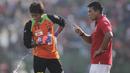 Pelatih kiper Madura United, Alan Haviluddin, memberikan arahan kepada Hery Prasetyo pada laga uji coba melawan Persiba Balikpapan di Stadion Ahmad Yani, Sumenep, Sabtu (20/2/2016). (Bola.com/Vitalis Yogi Trisna)