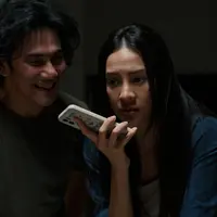 Vino G. Bastian dan Anya Geraldine dalam film "Gampang Cuan". [Foto: Prime Video]
