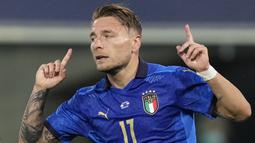 Striker Italia, Ciro Immobile, melakukan selebrasi usai mencetak gol ke gawang Republik Ceko pada laga uji coba di Stadion di Reanto Dall'Ara, Sabtu (5/6/2021). Italia menang dengan skor 4-0. (AP/Antonio Calanni)
