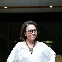 "Saya bertujuan keluar dari zona nyaman, makanya lagu itu diperdengarkan ke anak. Mereka bilang catchy banget lagunya. Banyak tanya juga sama anak-anak supaya kita lebih dapat kekiniannya," kata Ruth. (Adrian Putra/Bintang.com)