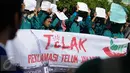 BEM Seluruh Indonesia (SI) menggelar aksi penolakan reklamasi Teluk Jakarta di Car Free Day (CFD), Bundaran HI, Minggu (11/9). Dalam aksinya, mereka menolak reklamasi Pulau G di Pantai Utara Jakarta untuk dilanjutkan. (Liputan6.com/Faizal Fanani)