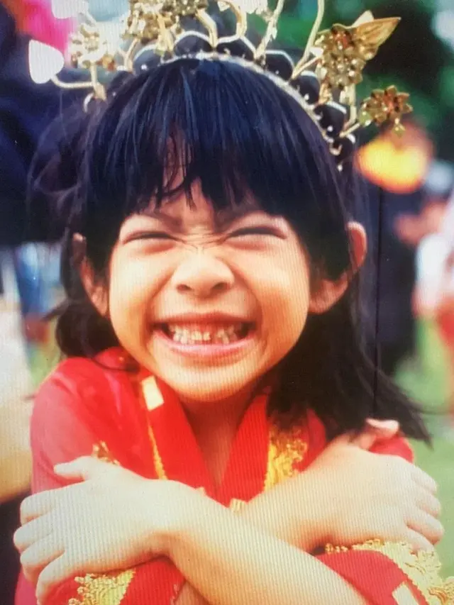 6 Foto Lawas Dian Sastrowardoyo Saat Masih Kecil, Cinta Kebaya Sedari Dulu