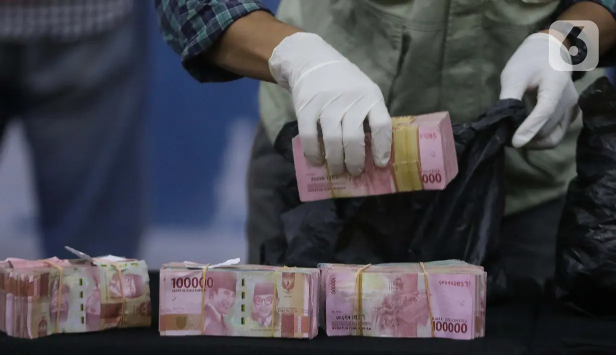 Petugas menunjukkan barang bukti hasil OTT Bupati Probolinggo, Puput Tantriana Sari di Gedung KPK, Jakarta, Selasa (31/8/2021). KPK menyita uang Rp362.500.000, dan sejumlah dokumen. (Liputan6.com/Helmi Fithriansyah)