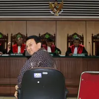 Terdakwa kasus dugaan penistaan agama Basuki Tjahaja Purnama (Ahok) melihat ke arah pengunjung sebelum dimulainya sidang lanjutan di PN Jakarta Utara, Selasa (26/12). Ahok hadir untuk mendengar putusan sela hakim. (Liputan6.com/Eko Siswono Toyudho/Pool)