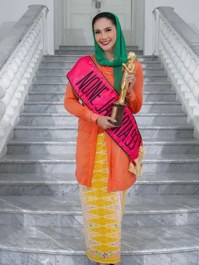 9 Model Kebaya ala Maudy Koesnaedi, Penampilan di Reuni Abang None Curi Perhatian