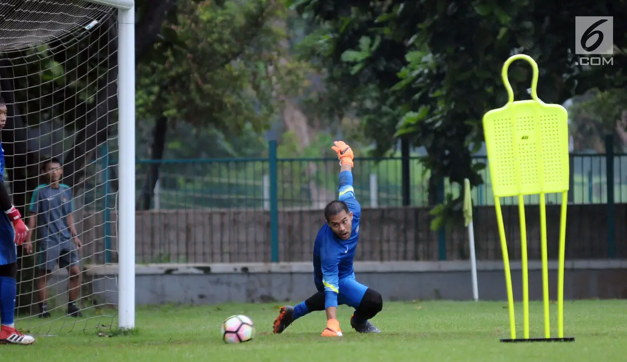 Penjaga gawang Persija, Andritany terlihat mengikuti latihan bersama Timnas Indonesia U-23 di Lapangan A Kompleks GBK, Jakarta, Rabu (25/4). Latihan ini persiapan laga PSSI Anniversary Cup dan Asian Games 2018. (Liputan6.com/Helmi Fithriansyah)