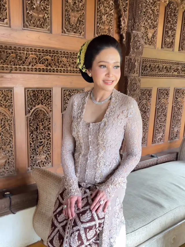 Maia Estianty di Tujuh Bulanan Alyssa Daguise pakai kebaya coklat. [@asepsupriyanto]