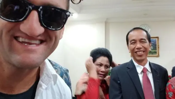 [Bintang] Selain Foto Bareng Jokowi, Ini Kegiatan Casey Neistat di Jakarta