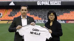 Mantan Pemain Manchester United, Gary Neville (kiri) berfoto bersama salah satu pemilik Klub Valencia, Lay Hoon Chan pada acara perkenalan sebagai pelatih di Stadion Mestalla, Kamis (3/12/2015).  (AFP Photo/Jose Jordan)