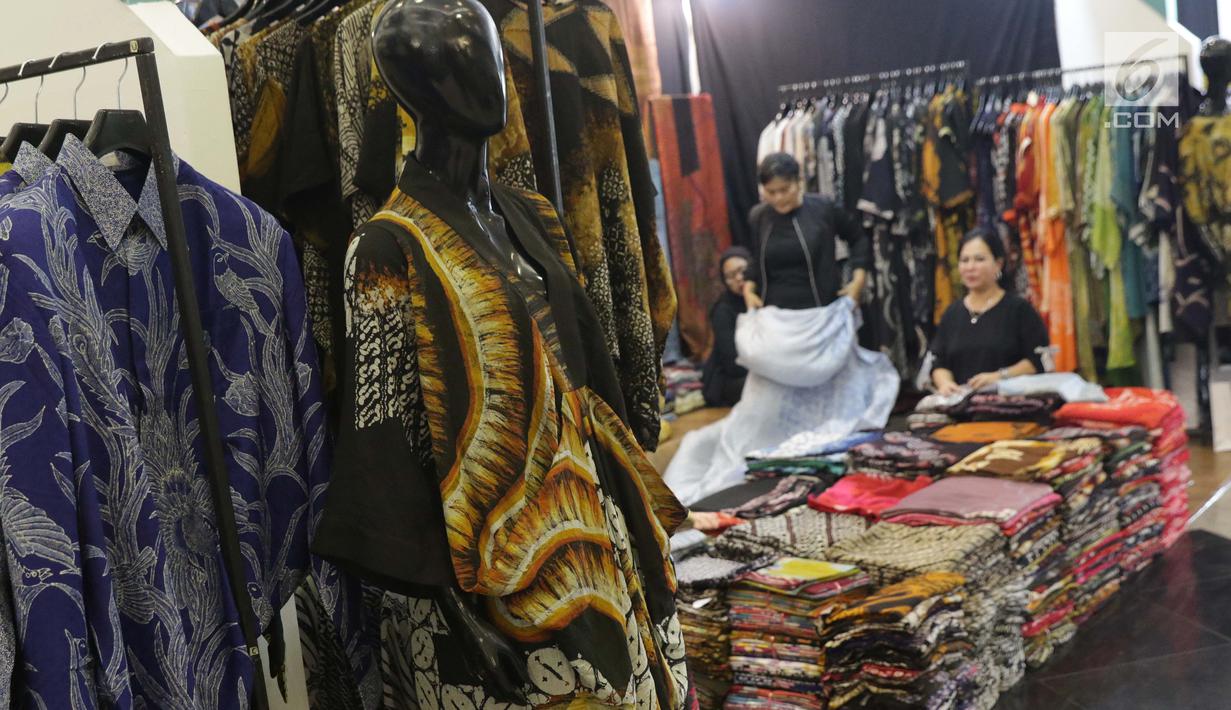 Peserta pameran merapikan kain saat Gelar Kain Unggulan Nusantara di Jakarta Convention Center, Jumat (27/9/2019). Ratusan model kain dipamerkan dalam Gelar Kain Unggulan Nusantara yang berlangsung hingga Minggu, 29 September mendatang. (Liputan6.com/Helmi Fithriansyah)
