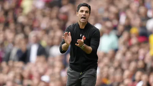 Mikel Arteta. Pelatih Arsenal asal Spanyol yang kini berusia 40 tahun ini menjadi pelatih termuda di Liga Inggris musim 2022/2023. Ia mulai menangani Arsenal pada 22 Desember 2019 menggantikan posisi pelatih caretaker Arsenal saat itu, Freddie Ljungberg. Sebelumnya Mikel Arteta menjadi asisten pelatih Pep Guardiola di Manchester City sejak 3 Juli 2016. Hingga 8 laga pada musim 2022/2023 ini Arsenal dibawanya menduduki puncak klasemen sementara dengan mengoleksi 21 poin dari hasil 7 kali menang dan 1 kali kalah. (AP/Kirsty Wigglesworth)