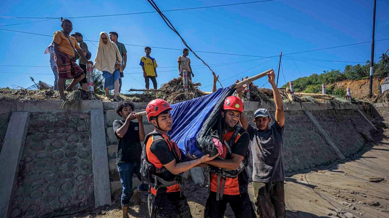 FOTO: Beratnya Evakuasi Korban Banjir Bandang  di Bireuen, Aceh