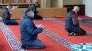 Orang-orang berdoa di masjid Begova di Sarajevo, Rabu (6/5/2020). Setelah hampir dua bulan dikurung, Bosnia membuka kembali masjid-masjid untuk Umat Muslim yang merayakan bulan suci Ramadan dengan tetap mematuhi aturan jarak sosial dan menggunakan peralatan pelindung. (AP/Kemal Softic)