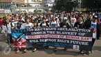 Aktivis 'For Bali' membentangkan spanduk saat kegiatan Car Free Day (CFD) di Bundaran HI, Jakarta, Minggu (10/4). Mereka menolak rencana reklamasi Teluk Benoa menyusul adanya wacana proyek tersebut akan berjalan terus. (Liputan6.com/Gempur M Surya)