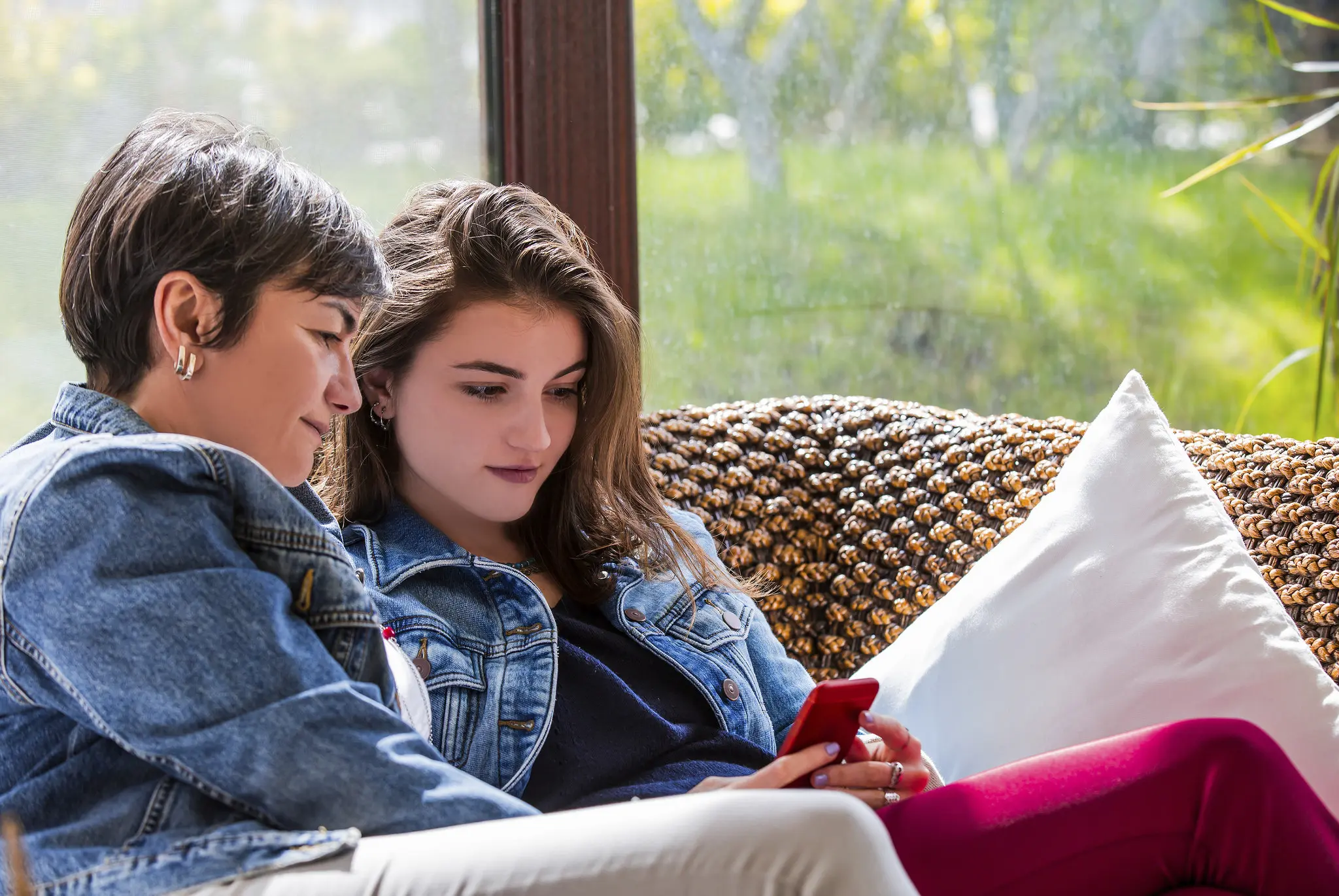 Cara memastikan masa depan hubungan ke pasangan saat kamu sudah kebelet nikah. (Foto: thoughtcatalog.com)