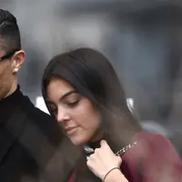 Cristiano Ronaldo dengan kekasihnya, Georgina Rodriguez. (OSCAR DEL POZO / AFP)