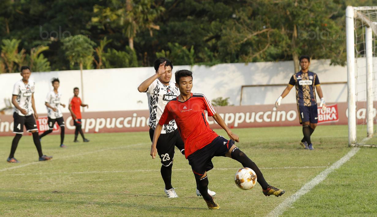 Pemain Universitas Negeri Malang (UM) berebut bola dengan pemain Politeknik Negeri Malang (Polinema) pada laga Torabika Campus Cup 2017 di Stadion UM, Malang, Rabu, (01/11/2017). UM menang 2-0 atas Polinema. (Bola.com/M Iqbal Ichsan)