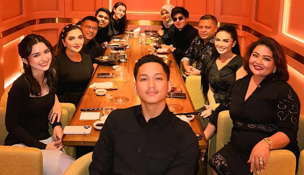 Momen Lamaran Azriel dan Sarah turut dihadiri oleh keluarga. Termasuk  Atta, Aurel, Thariq, dan Aaliyah. [@attahalilintar/@aurelie.hermansyah/@thariqhalilintar].