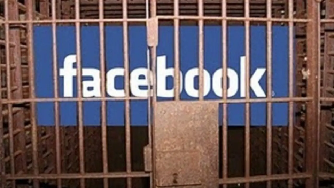 Ironis, Wanita Ini Dihukum Rajam Karena Kedapatan Mengakses Facebook