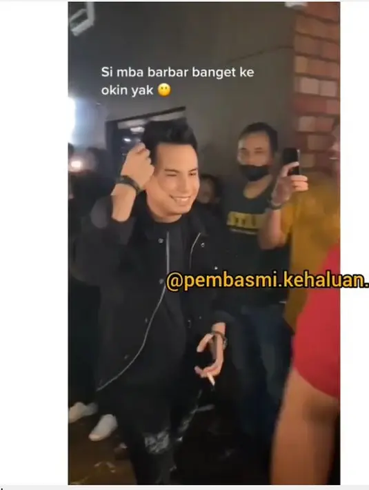 Dalam sebuah video yang beredar di akun gosip Instagram, Okin terlihat sedang memasuki area untuk naik pentas. Ia bahkan ditemani seorang pria yang menjaganya dari sergapan fans dan penggemar (https://www.instagram.com/p/CioX8UKv97F/)