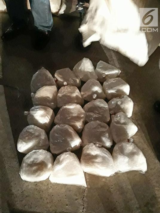 Barang bukti sabu saat Operasi Pengamanan Perbatasan (Pamtas) RI-Singapura 2018 di selat Philips, Batam (7/2). Kapal tersebut juga tidak memiliki kelengkapan dokumen kapal  dan tidak memenuhi standar dan diduga palsu. (Liputan6.com/HO/Armabar TNI AL)