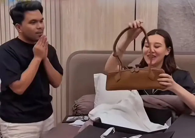 Momen Aurel Hermansyah beri Aaliyah kado tas branded senilai Rp43 juta, netizen: periparannya panutan!
