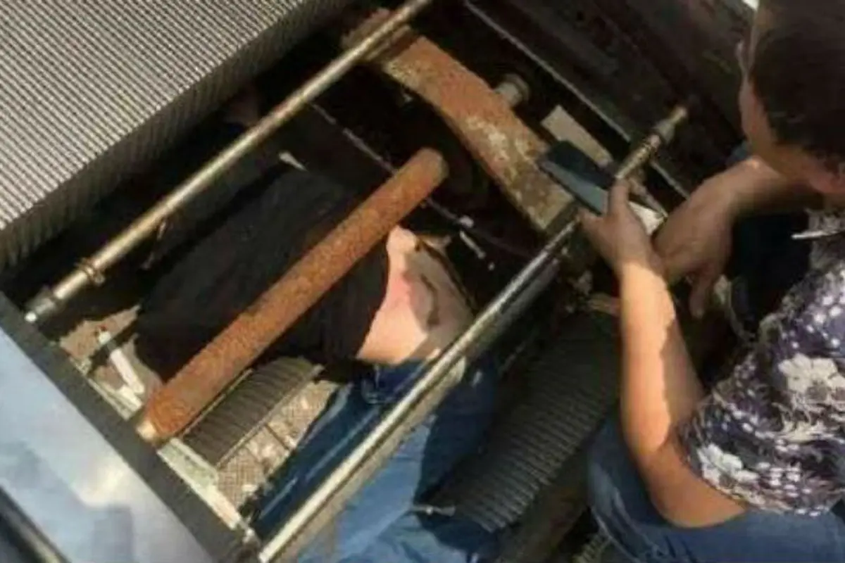 Lupa Matikan Listrik, Petugas Ini 'Ditelan' Mesin Eskalator