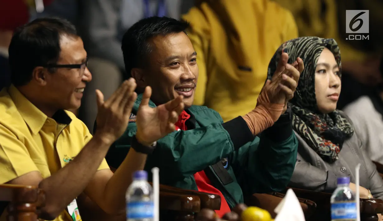Menpora Imam Nahrawi (tengah) bertepuk tangan saat menyaksikan laga Indonesia melawan Qatar di Kejuaraan Voli Asia 2017 di GOR Tri Dharma, Gresik, Rabu (26/7). Indonesia unggul 3-2 (24-26, 14-25, 25-20, 25-21, 15-11). (Liputan6.com/Helmi Fithriansyah)